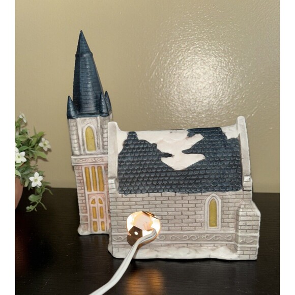 Cathedral Christmas Village 8" Church Plug in Light Up Preowned Snow Holiday - Picture 4 of 9